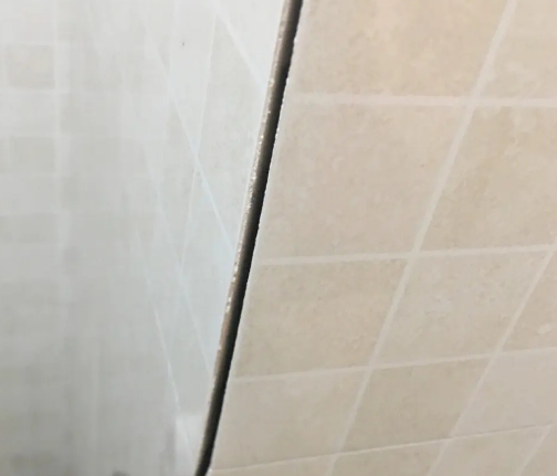 晋州瓷砖空鼓维修公司分享阳台瓷砖脱落的修复过程可以分为以下几个步骤